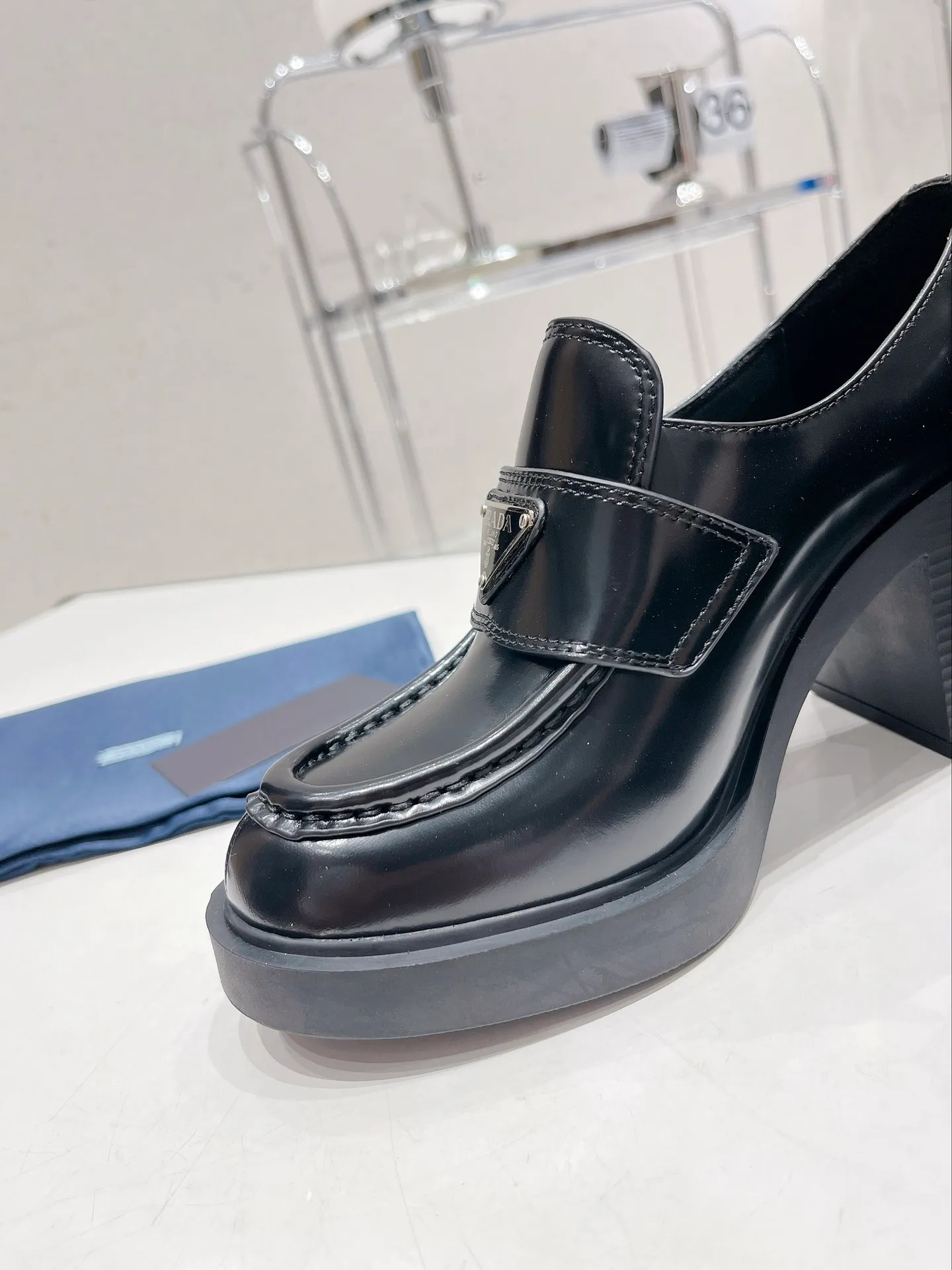 ✨Ex-factory price p520✨ Women's shoes Women's clothing ✨Ex-factory price prada Prada 2022 autumn and winter high-heeled loafers Classic triangular loafers, high-heeled style The slightly wide shoe shape is matched with a thick high-heeled shape, which is very coordinated and does not seem clumsy at all. Moreover, the one-piece sole has the comfort of sports shoes. You can instantly increase your height by 7.5cm after wearing it. A must-have item that combines both beauty and comfort! The upper is made of imported cowhide (open-edge beaded cowhide, cow patent leather) and the lining is lambskin! Top quality, Love layout, lace panel size: 35-40